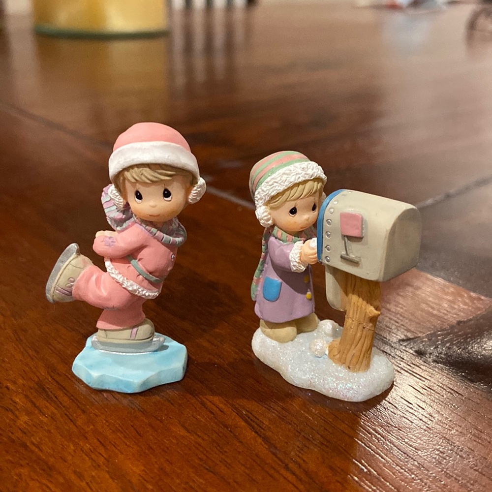 Precious moments figurines, set of 2